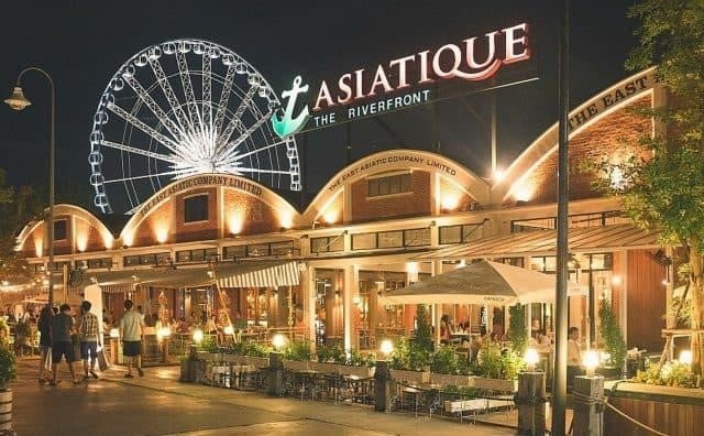 Asiatique The Riverfront là một khu phức hợp giải trí và mua sắm nằm bên bờ sông Chao Phraya ở Bangkok, Thái Lan. Nơi đây có nhiều cửa hàng, nhà hàng, quầy bar và sân khấu biểu diễn, tạo nên một không gian vui chơi sôi động và đa dạng.