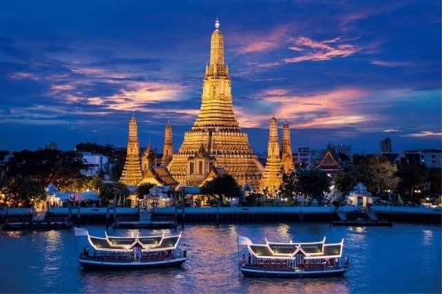 Sông Chao Phraya là con sông lớn và quan trọng nhất của Thái Lan, chảy qua thành phố Bangkok và mang lại cuộc sống phong phú cho hàng triệu người dân. Sông có vai trò quan trọng trong giao thông, thương mại và du lịch, với khung cảnh đẹp mê hồn và các điểm tham quan nổi tiếng như Cung điện Hoàng gia và Chợ lớn.