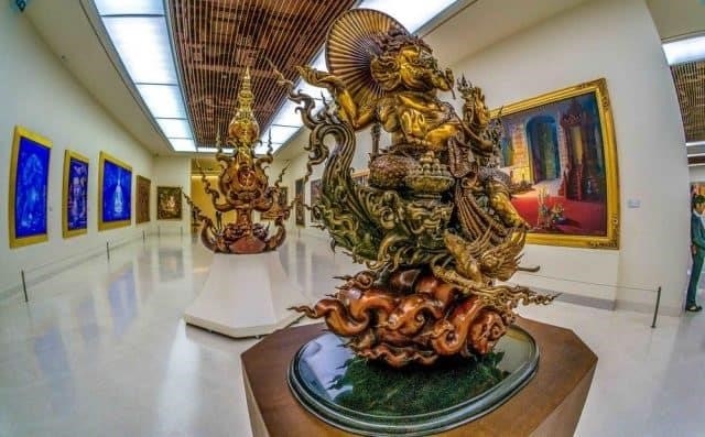 Bảo tàng Nghệ thuật Đương đại Bangkok (MOCA) là một điểm đến văn hóa nổi tiếng ở Bangkok, Thái Lan. Nơi đây trưng bày và giới thiệu những tác phẩm nghệ thuật đương đại độc đáo, mang đậm nét cá nhân và sáng tạo của các nghệ sĩ quốc tế và địa phương. Bảo tàng có không gian rộng rãi và thiết kế hiện đại, tạo điểm nhấn độc đáo trong kiến trúc của thành phố.