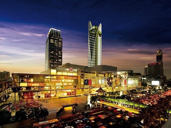 Khu trung tâm Ratchadamri là một khu vực nổi tiếng và phát triển ở trung tâm thành phố Bangkok, Thái Lan, với nhiều tòa nhà cao tầng, khách sạn sang trọng và các cửa hàng, nhà hàng hiện đại. Nơi đây thu hút đông đảo du khách và người dân địa phương đến mua sắm, thưởng thức ẩm thực và trải nghiệm sự sầm uất của thành phố.