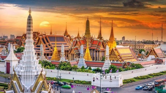 Cung điện Hoàng Gia Thái Lan và Chùa Phật Ngọc (Grand Place – Wat Phra Keaw) là hai điểm đến nổi tiếng tại Thái Lan. Cung điện Hoàng Gia Thái Lan là nơi cư ngụ của hoàng gia và mang đậm nét kiến trúc truyền thống của đất nước. Trong khi đó, Chùa Phật Ngọc là ngôi chùa linh thiêng với tượng Phật Ngọc đẹp mắt và được coi là một biểu tượng quốc gia của Thái Lan. Hai địa điểm này thu hút du khách với vẻ đẹp lộng lẫy và giá trị lịch sử