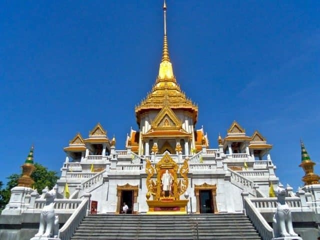 Chùa Phật Vàng (Wat Traimit) là một ngôi chùa nổi tiếng tại Bangkok, Thái Lan. Nó được xây dựng vào thế kỷ 13 và được biết đến với tượng Phật đúc từ vàng nguyên chất, có trọng lượng lên đến 5,5 tấn. Đây là một trong những di sản văn hóa đặc biệt của Thái Lan và thu hút hàng triệu du khách mỗi năm đến tham quan và chiêm bái.