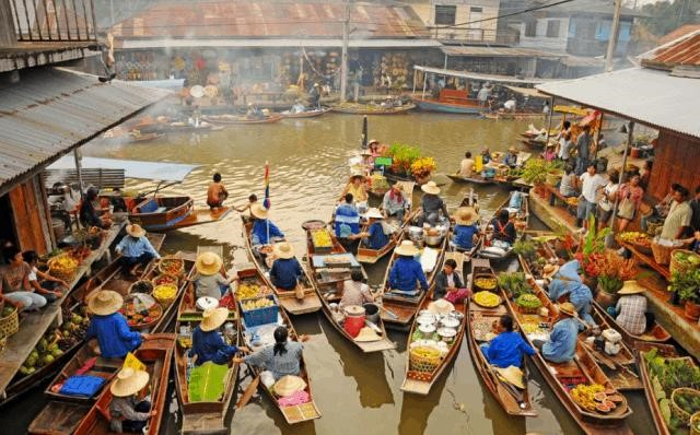 Chợ nổi Damnoen Saduak là một trong những chợ nổi nổi tiếng nhất ở Thái Lan, nằm cách thành phố Bangkok khoảng 100 km về phía Tây Nam. Chợ nổi này có hơn 100 năm tuổi và nổi tiếng với sự sầm uất, đa dạng trong các hoạt động mua bán và cảnh quan nông thôn độc đáo.