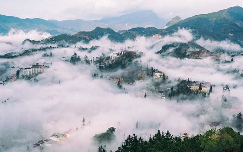 Sapa (Lào Cai) là một thị trấn sương mờ nằm tại đỉnh núi cao, được bao quanh bởi cảnh quan thiên nhiên tuyệt đẹp và không khí trong lành. Đến Sapa, bạn sẽ có cơ hội trải nghiệm văn hóa độc đáo của các dân tộc thiểu số, khám phá những ngôi làng bản địa và tận hưởng những bức tranh thơ mộng của cánh đồng bậc thang xanh mướt.
