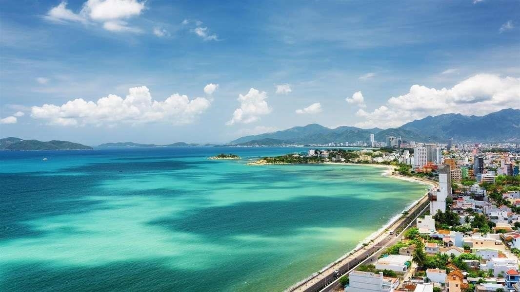 Nha Trang là một thành phố biển nằm ở Việt Nam, được biết đến là một trong những thành phố biển đẹp nhất của đất nước. Nơi đây có những bãi biển tuyệt đẹp, cảnh quan hùng vĩ và độc đáo.