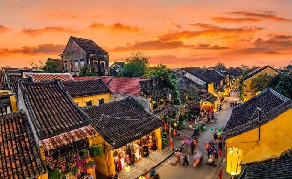 Hội An là một phố cổ nằm bên sông, được coi là đẹp nhất Việt Nam, với những ngôi nhà cổ xưa, các cầu treo và sự kết hợp hoàn hảo giữa kiến trúc Á-Âu.