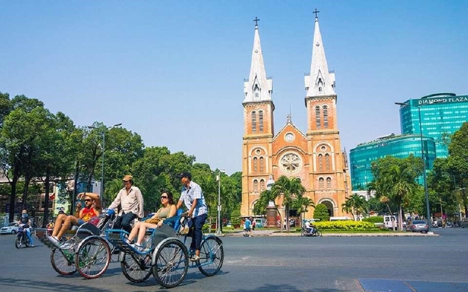 Sài Gòn phồn hoa là một thành phố đầy sức sống và sôi động, với những con phố rực rỡ ánh đèn và những khu vực buôn bán sầm uất, thu hút hàng triệu du khách mỗi năm.
