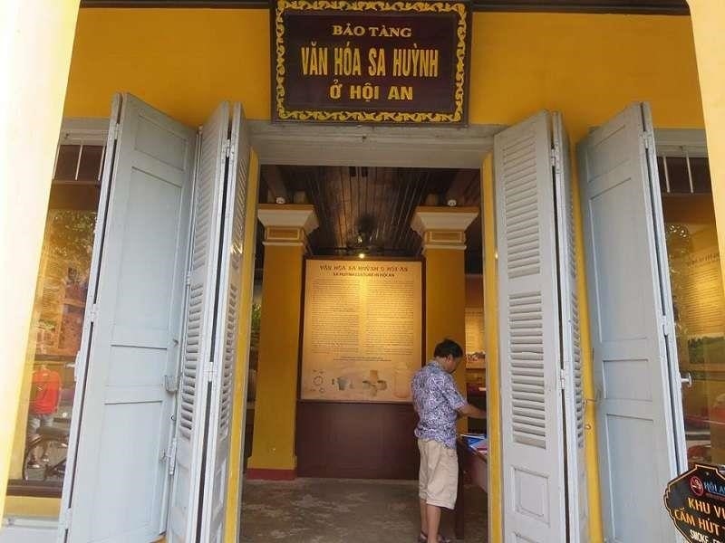 Bảo tàng văn hóa Sa Huỳnh là một điểm đến hấp dẫn để khám phá văn hóa và lịch sử của người Sa Huỳnh, với nhiều hiện vật và tư liệu quý giá về cuộc sống, nghề nghiệp và tín ngưỡng của họ.