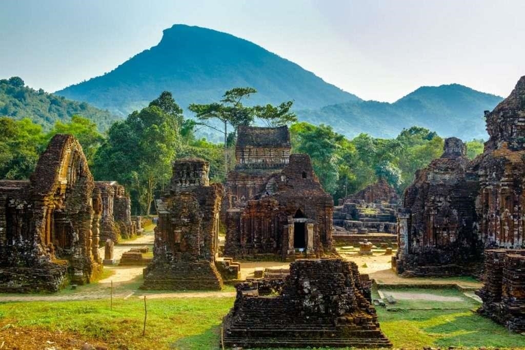 Thánh địa Mỹ Sơn là một khu di tích lịch sử nằm ở tỉnh Quảng Nam, Việt Nam. Nơi đây là nơi thờ phụng và tôn kính các vị thần Hindu, với kiến trúc độc đáo và cảnh quan ngoạn mục.