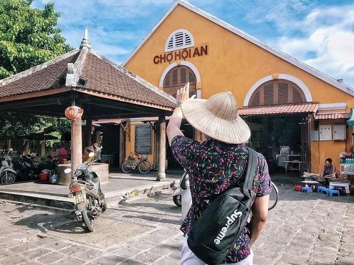 Chợ Hội An là một trong những chợ cổ và nổi tiếng nhất Việt Nam, là nơi lưu giữ nét văn hóa truyền thống của người dân Hội An. Với kiến trúc đẹp mắt và không gian phong cách cổ điển, chợ Hội An thu hút du khách bởi không chỉ là nơi buôn bán sầm uất mà còn là nơi trải nghiệm những hương vị ẩm thực độc đáo và thú vị.