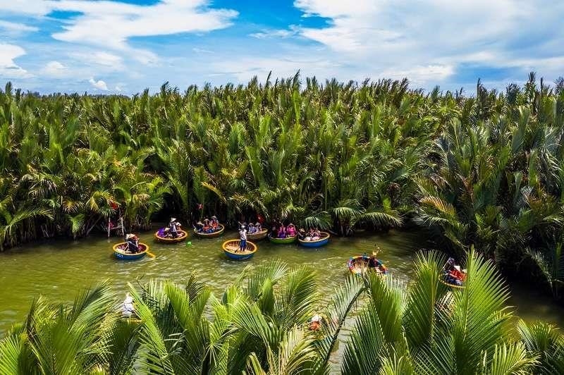Rừng dừa Bảy Mẫu là một điểm du lịch nổi tiếng ở vùng đồng bằng sông Cửu Long, với hàng ngàn cây dừa xanh mướt bát ngát trải dài đến tận chân trời, tạo nên một khung cảnh thiên đường mát lành và tươi tắn.