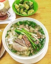 Du lịch Hà Nội 1 ngày, bạn có thể thưởng thức những món ăn ngon như phở bò, bún chả, nem rán, bánh cuốn và chè trôi nước.