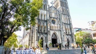 Nhà thờ Lớn Hà Nội là một địa điểm du lịch nổi tiếng tại thủ đô Hà Nội, với kiến trúc đẹp mắt và lịch sử lâu đời. Nằm ở trung tâm thành phố, nhà thờ Lớn Hà Nội là một điểm dừng chân lý tưởng để khám phá và khám phá vẻ đẹp của thành phố.