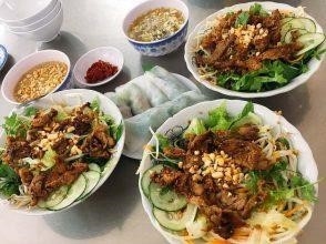 Bánh ướt thịt nướng Huế là một món ăn đặc sản của thành phố Huế, với lớp bánh mỏng, mềm và dai, được ướp thịt nướng thơm phức, thường được thưởng thức kèm với rau sống, dưa leo và nước mắm chua ngọt.