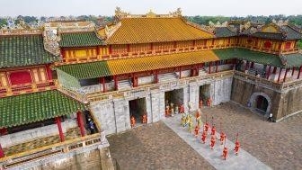 Khi ở Huế trong một ngày, một điểm đến không thể bỏ qua là viếng thăm Đại Nội Huế, nơi mang đậm nét văn hóa và lịch sử của triều đại Nguyễn với các công trình kiến trúc độc đáo và cảnh quan tuyệt đẹp.