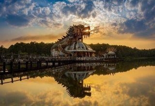 Đồi Thiên An là một địa điểm thơ mộng nằm bên hồ Thủy Tiên, nơi mang lại cảm giác thanh bình và lãng mạn. Cảnh quan tại đây là một hòn đảo nhỏ trên hồ, được bao quanh bởi những cánh đồng xanh mướt và những dải nước trong vắt.