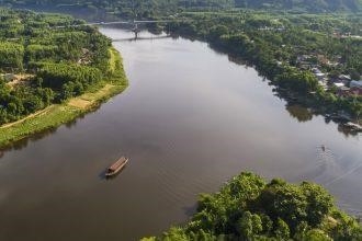 Sông Hương là một biểu tượng đặc trưng của xứ Huế, nổi tiếng với sự hùng vĩ và hài hòa với thiên nhiên xung quanh. Sông Hương không chỉ là một con sông quan trọng về mặt kinh tế và văn hóa mà còn mang đến cho Huế một vẻ đẹp thơ mộng và lãng mạn.