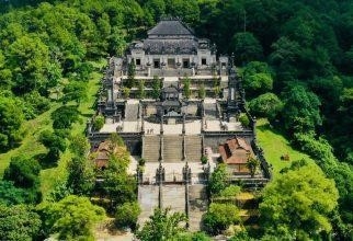 Lăng Khải Định là một trong những lăng tẩm nổi tiếng ở Huế, được xây dựng vào thời kỳ đầu triều Nguyễn. Với kiến trúc pha trộn giữa phong cách Châu Âu và truyền thống kiến trúc Việt Nam, lăng tẩm này mang đậm nét hoàng gia và đẳng cấp.