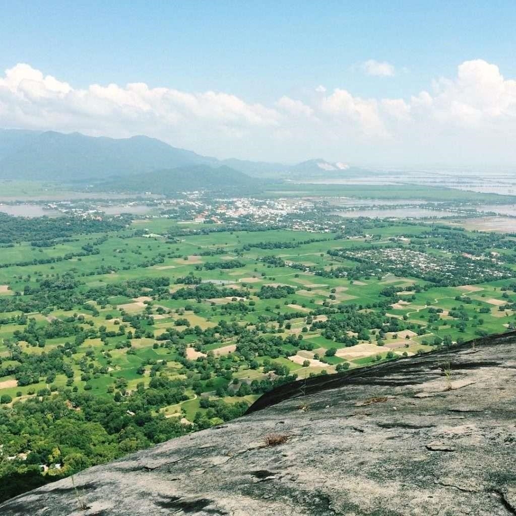Núi Cô Tô là một ngọn núi nổi tiếng ở Việt Nam, nằm ở huyện Sơn Trà, thành phố Đà Nẵng. Núi Cô Tô có độ cao khoảng 693 mét và được mệnh danh là ngọn núi đẹp nhất vùng miền Trung. Núi Cô Tô có hình dáng như một cô gái đang ngồi, mang đến một cảnh quan thơ mộng và huyền bí.