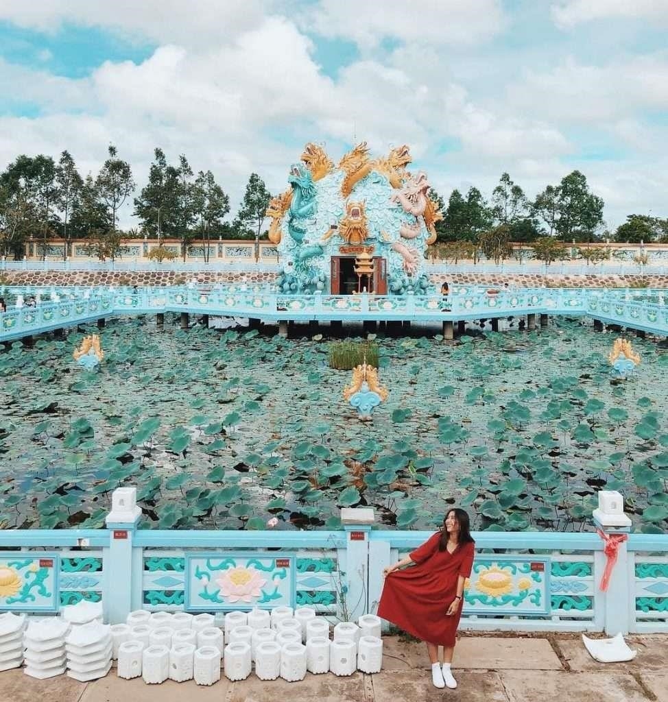 Chùa Huỳnh Đạo là một ngôi chùa lịch sử nằm tại thành phố Hồ Chí Minh, nơi mà người ta có thể tìm thấy sự yên bình và tĩnh lặng trong tâm hồn. Ngôi chùa được xây dựng theo kiến trúc truyền thống của người Phật tử, với những tượng Phật và các hình ảnh linh thiêng, tạo nên một không gian thiêng liêng và thanh tịnh.