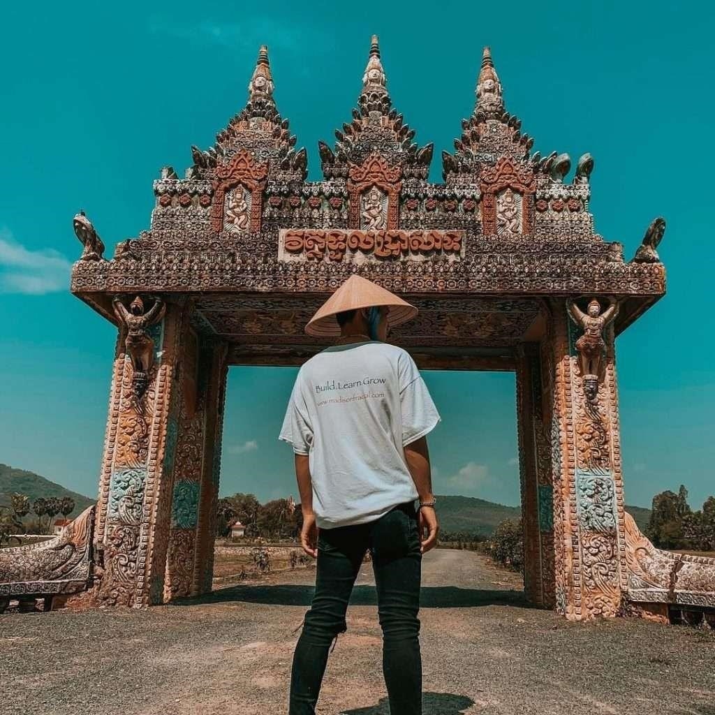 Cánh cổng chùa Koh Kas là cổng chào đầu tiên của chùa, mang ý nghĩa mở ra không gian linh thiêng và thiên nhiên trong lành của nơi đền thờ. Với kiến trúc trang nhã và tinh tế, cùng với đường nét hoa văn tinh xảo, cánh cổng chùa Koh Kas tạo nên một cảnh quan đẹp mắt và thu hút du khách.