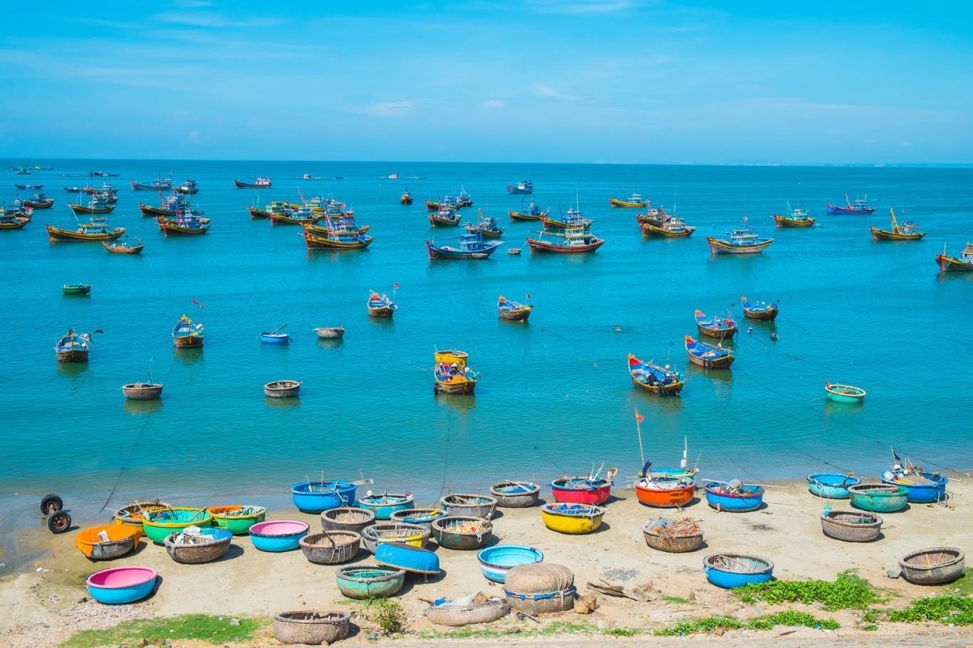 Mũi Né - Phan Thiết là một điểm du lịch nổi tiếng ở Việt Nam, với bãi biển đẹp và cát trắng mịn, là nơi lý tưởng để thư giãn và tận hưởng mọi khoảnh khắc thú vị.
