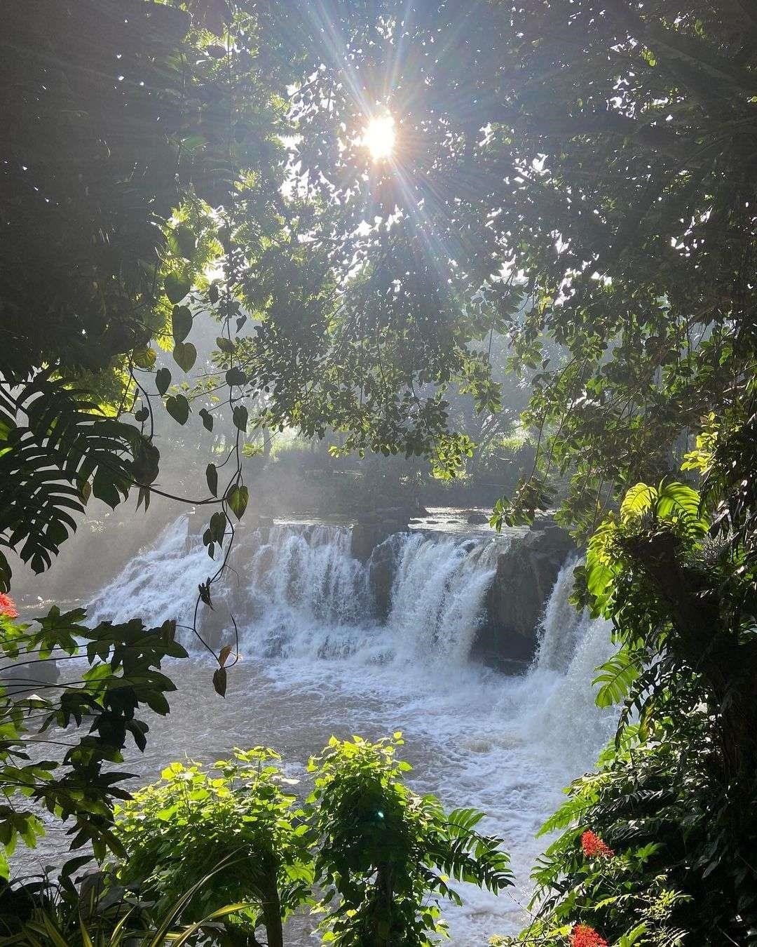 Thác Giang Điền nằm tại Đồng Nai, là một trong những điểm du lịch nổi tiếng của khu vực này với cảnh quan hùng vĩ, nước thác xiết, tạo nên một khung cảnh tuyệt đẹp và hấp dẫn cho du khách.