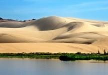 Tham quan những đồi cát ở Mũi Né là một trải nghiệm thú vị để khám phá vẻ đẹp tự nhiên của sa mạc, với những cồn cát cao vút và khung cảnh hùng vĩ mênh mông.