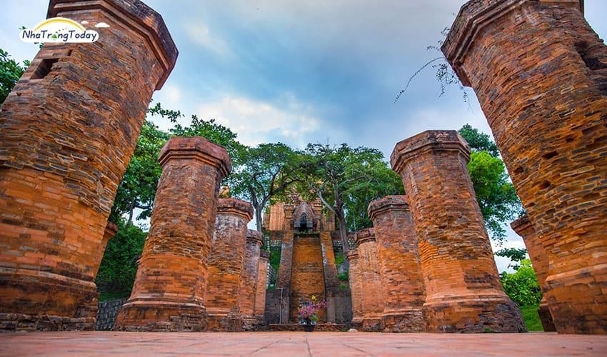 Tháp Bà Ponagar. là một di tích văn hóa Chăm Pa nổi tiếng ở Nha Trang, tượng trưng cho sự tôn kính và lòng thành kính dành cho các nữ thần Hindu. Nó được xây dựng với kiến trúc độc đáo và có cảnh quan ngoạn mục.