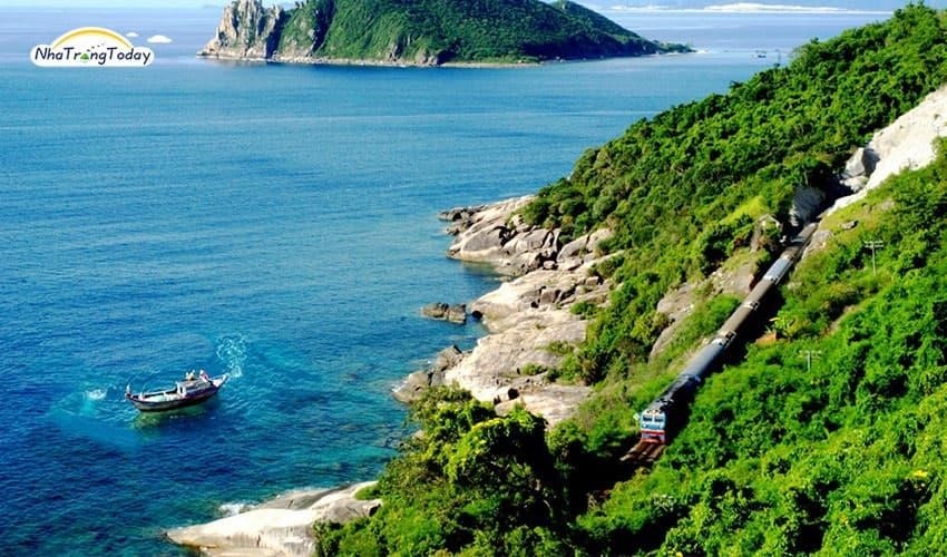 Vịnh Vân Phong. là một trong những vịnh đẹp nhất Việt Nam, nằm ở tỉnh Khánh Hòa. Vịnh có nhiều hòn đảo xanh biếc, nước biển trong xanh và bãi cát trắng mịn, tạo nên một cảnh quan thiên nhiên tuyệt đẹp và hấp dẫn.
