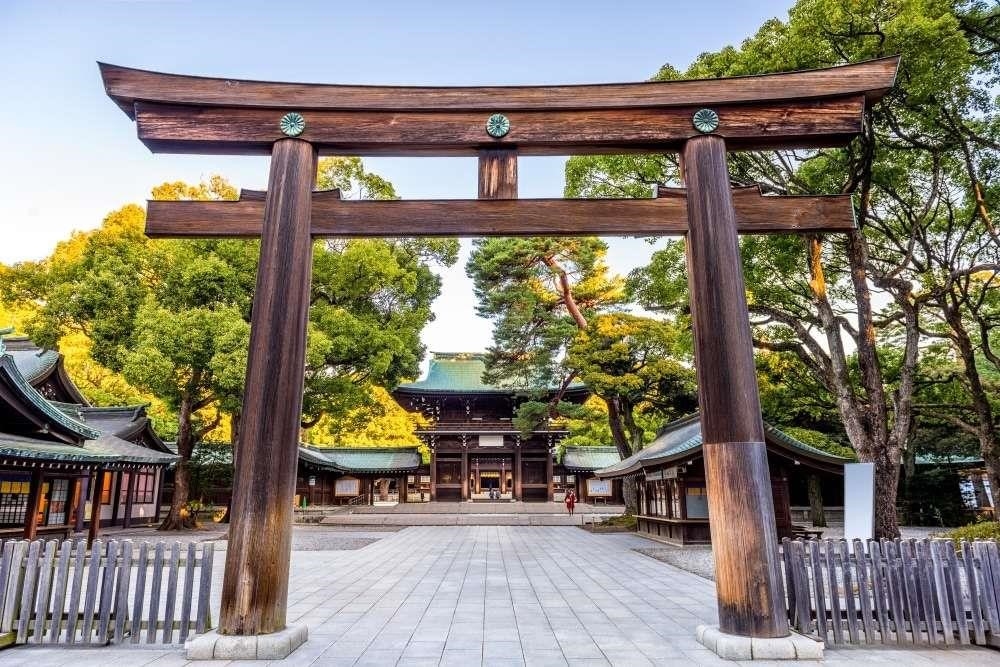 Đền Meiji Jingu là một ngôi đền Shinto ở Tokyo, Nhật Bản. Nó được xây dựng để tưởng nhớ và tôn vinh Hoàng đế Meiji và Hoàng hậu Shoken. Với kiến trúc truyền thống và một khu vườn rộng lớn, đền Meiji Jingu thu hút đông đảo du khách và người dân địa phương đến cầu nguyện và tìm kiếm sự yên bình.