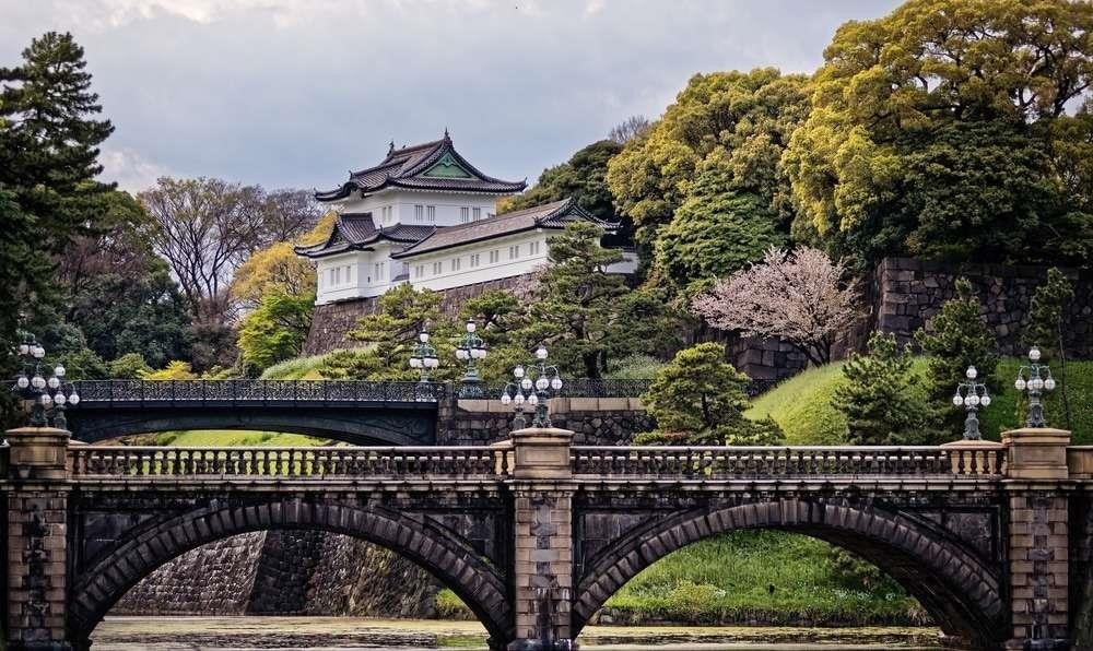 Hoàng cung Tokyo là một công trình kiến trúc lộng lẫy và biểu tượng của văn hóa và lịch sử Nhật Bản, được xây dựng vào thế kỷ 15 và là nơi cư ngụ của Hoàng gia Nhật Bản. Nó được công nhận là Di sản Văn hóa Thế giới bởi UNESCO và thu hút hàng triệu du khách mỗi năm đến chiêm ngưỡng vẻ đẹp và sự tráng lệ của nó.