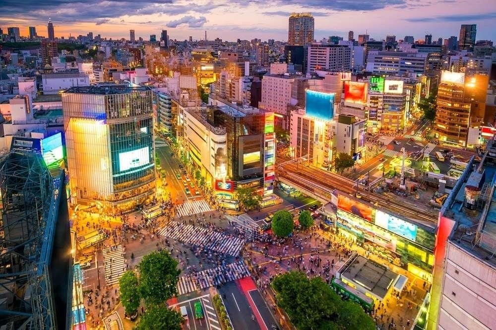 Khu phố Shibuya là một trong những điểm đến nổi tiếng ở Tokyo, Nhật Bản, nổi tiếng với đường phố rộng lớn, đèn neon sáng rực, và sự sôi động của cuộc sống đô thị. Shibuya cũng là nơi có con đường băng qua đường phố bận rộn nhất thế giới, được biết đến với tên gọi 
